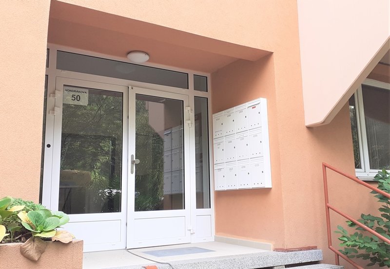 Modernizace vstupních dveří Vondrákova Modernizace vstupních dveří Vondrákova